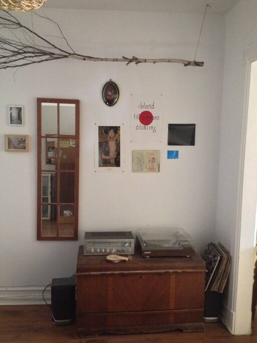 Living room, soundsystem with a turntable and vinyl collection