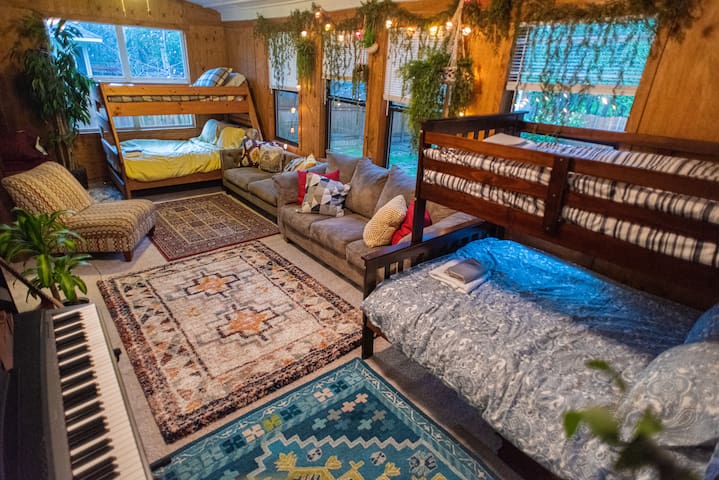 Premium Bohemian Imagintorium ❤️️ 5 BRms | 4mi⇒ DT