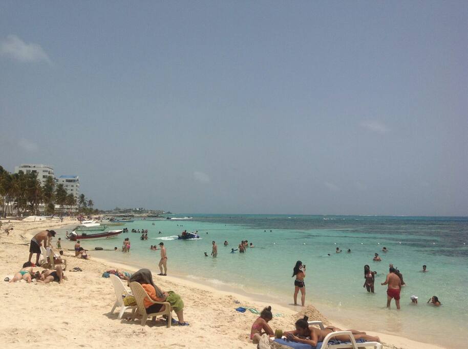 The beach, less than 200ft / la playa muy cerca del apt.