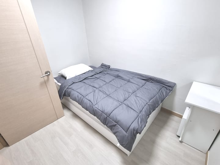 Стая 2: Супер единично легло + тоалетка + гардероб