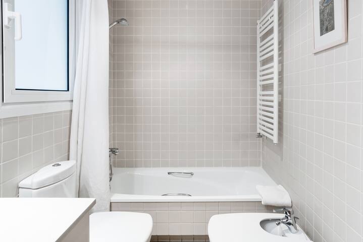 Three Bedroom Apartment Ronda Universitat – You Stylish gallery image 4