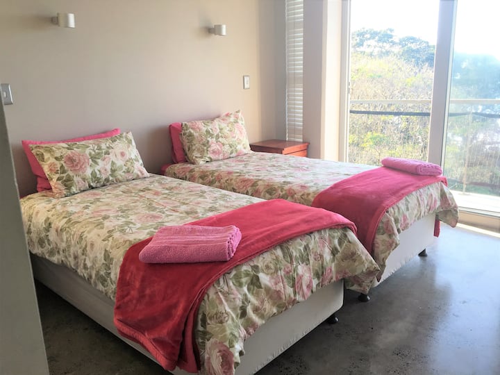 Er zijn beneden twee slaapkamers met eigen badkamers