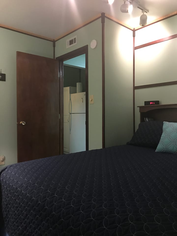 Фрижидерот од спалната соба