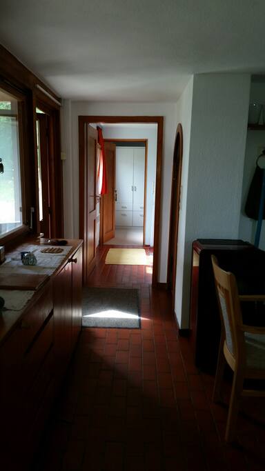 Aufenthaltsraum, Badezimmer, Schlafzimmer.