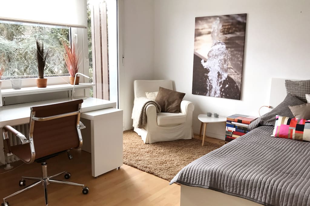 grosses Zimmer mit Balkon und Platz für Kinder Reisebett - Big room with balkony and space for kids portable bed