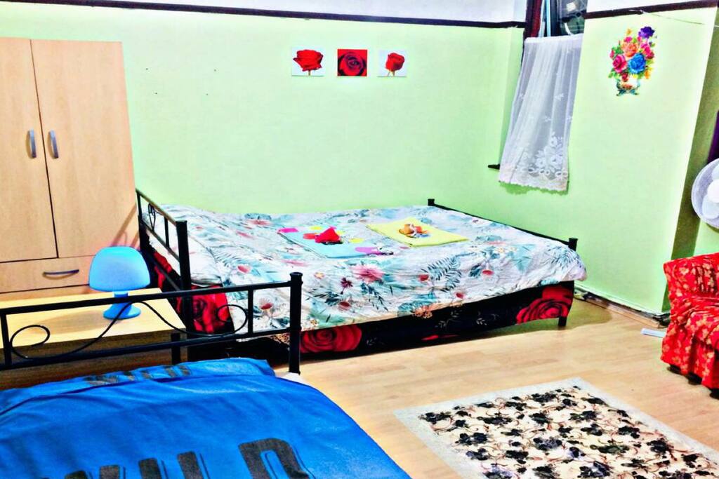 RARE SUZE 22 Feet long MASSIVE SUPER KING ROOM FOR 3/4 SUPER GUEST WHO WANTS to spend holiday in London very nicely . Every guest will have separate bed. Super king room exactly like picture. REALLY SUITABLE FOR 2-4 adults , students , couple or family with kids over 4 years etc.
RECENTLY PUT New SOFA , new single metal bed with storage , new double strong metal bed with storage, FAN , Iron, hair dryer etc. please have a look all pictures .