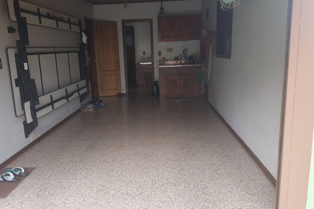Garagem com pia churrascaria mesa para 20 pessoas.
