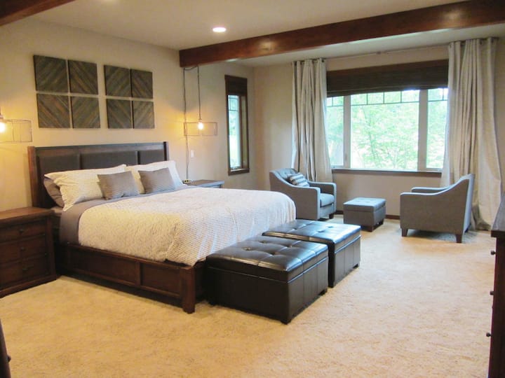 Dormitorio en suite en la planta baja - cama tamaño king