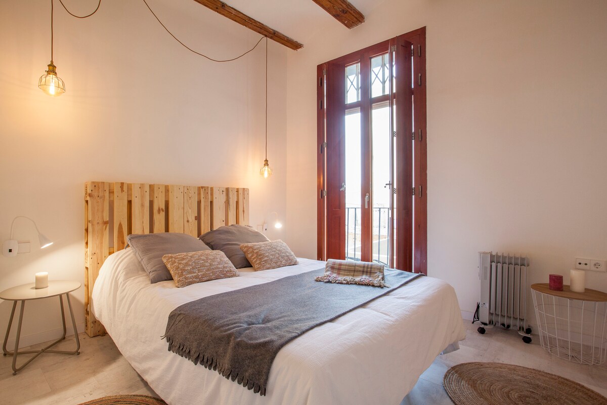 ห้องนอนใหญ่ห้องแรก