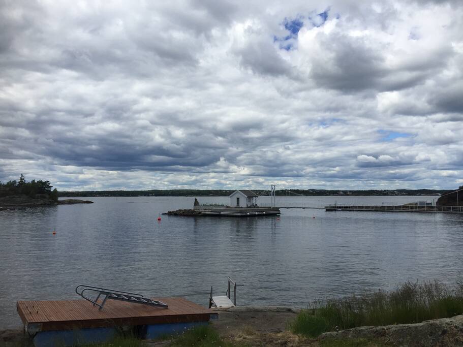 100 meter fra huset er et bademuligheter , og flott utsikt