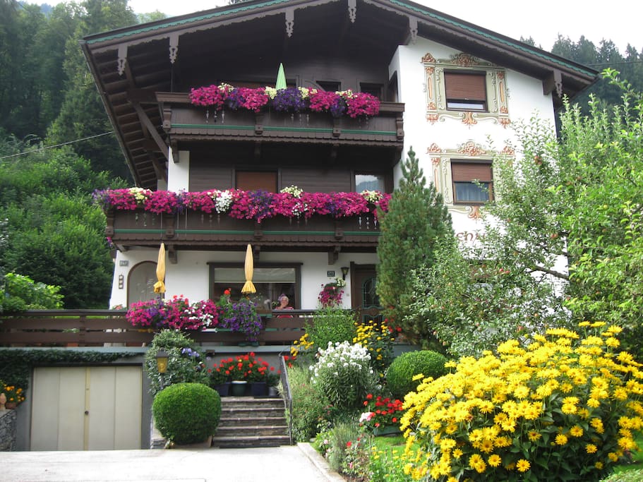 Gästehaus im Sommer