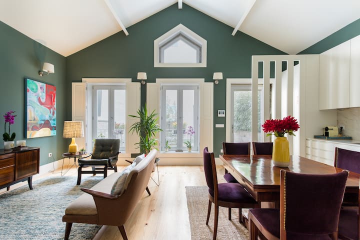 Admire Vibrant, Mid-century Style at a Historic Retreat