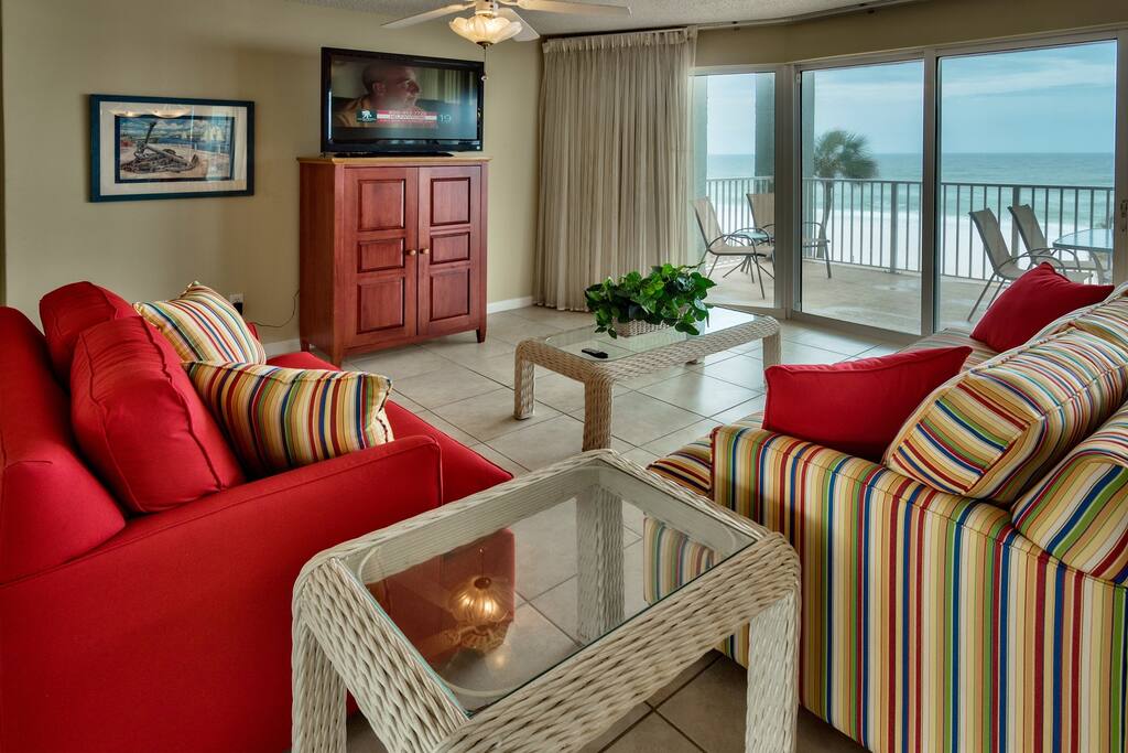 Couch,Furniture,Indoors,Room,Chair