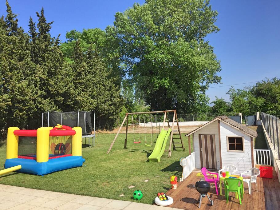 Espace enfants, clôturé, avec : maisonnette avec terrasse, balançoire, toboggan, trampoline, filet de badminton