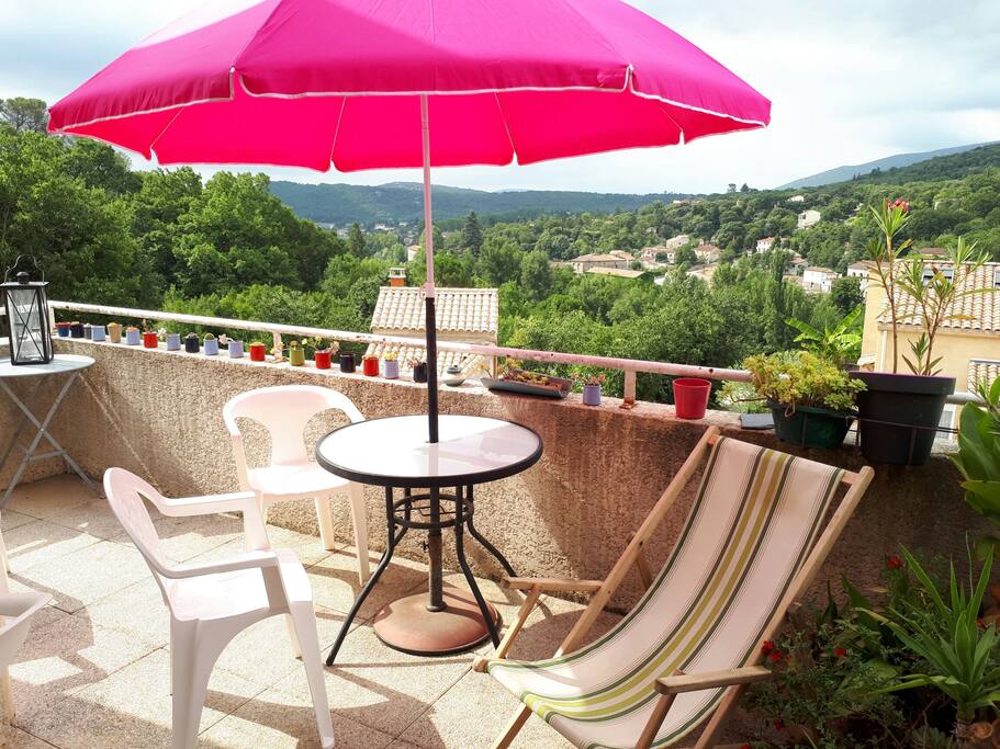 Terrasse pour se reposer au calme, bouquiner ou boire un verre.
