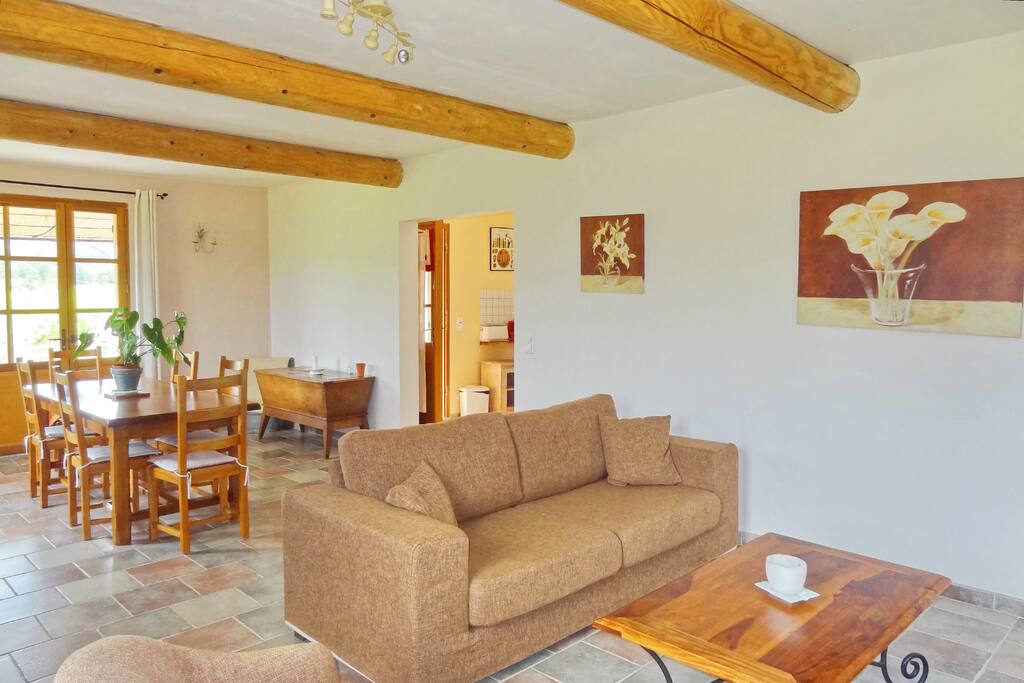 Wohn-Esszimmer im Ferienhaus in Ménerbes