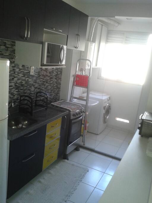 Cozinha completa com fogao, microondas, geladeira, etc