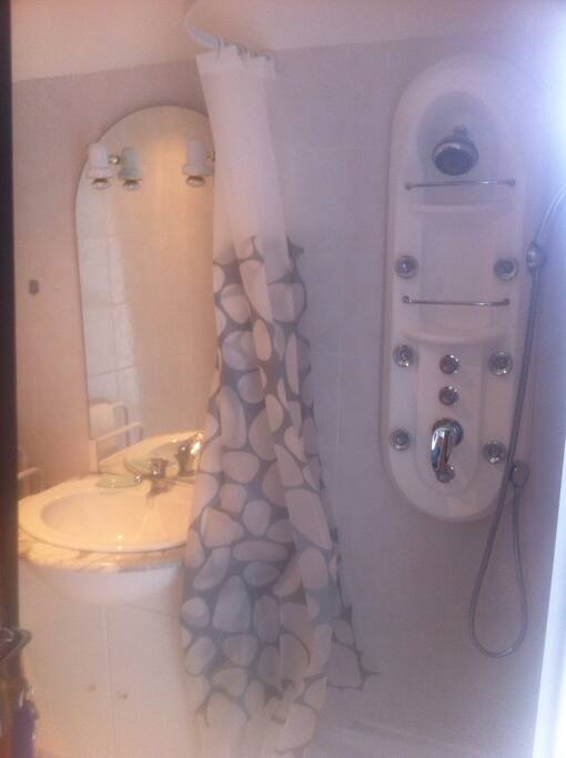Salle de bains avec coin toilette, serviettes fourni.