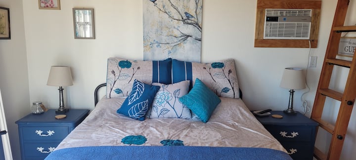 Bluebird Cottage
Spectacular Lake Views - Kernville, CA