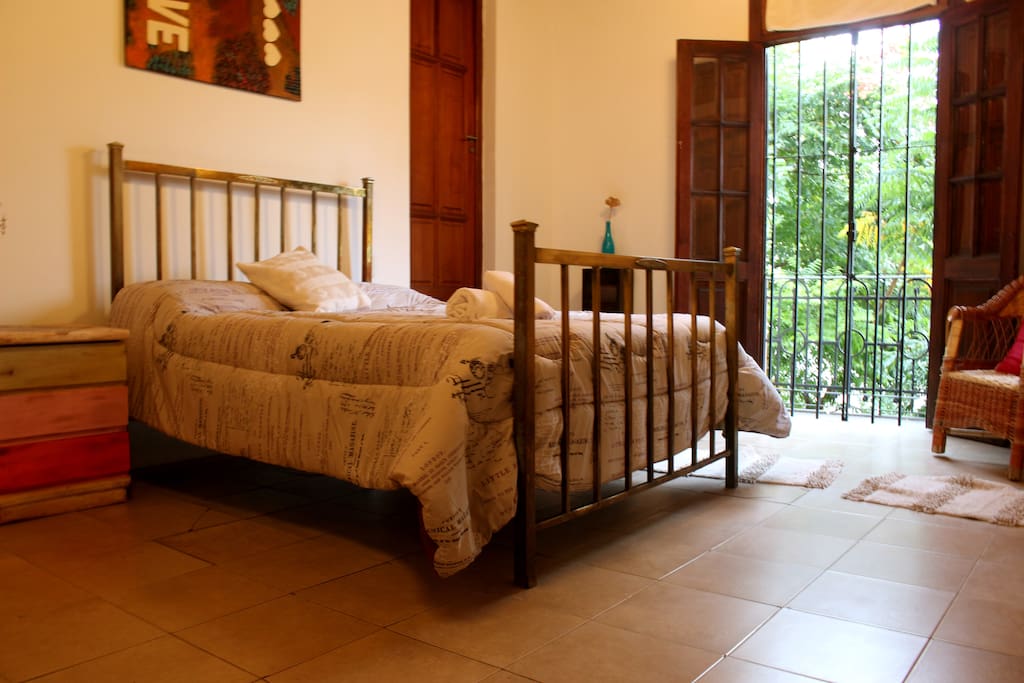 La habitación cuenta con un balcon colonial a la calle, para que disfrutes del amanecer Norteño