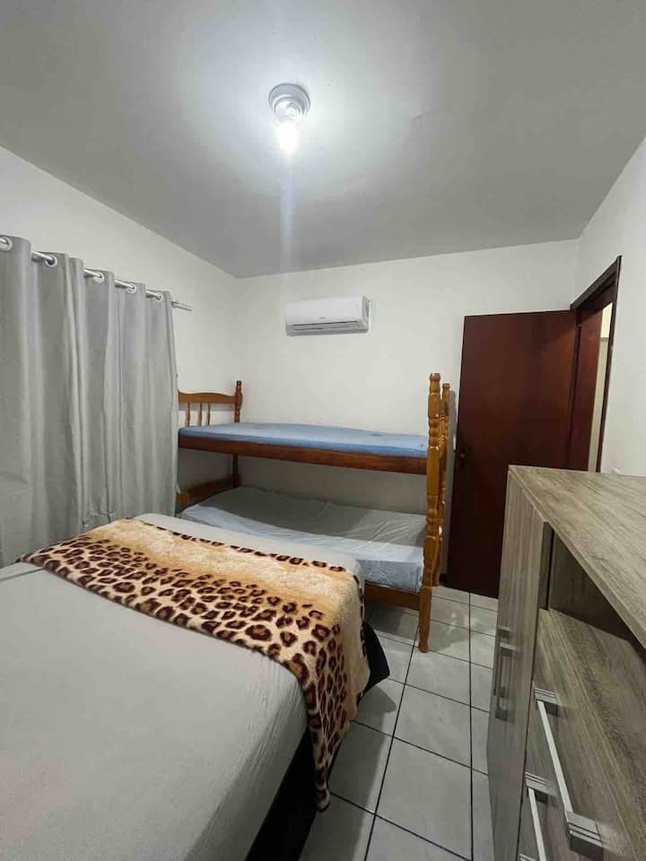Habitación con aire acondicionado, cama matrimonial y litera 