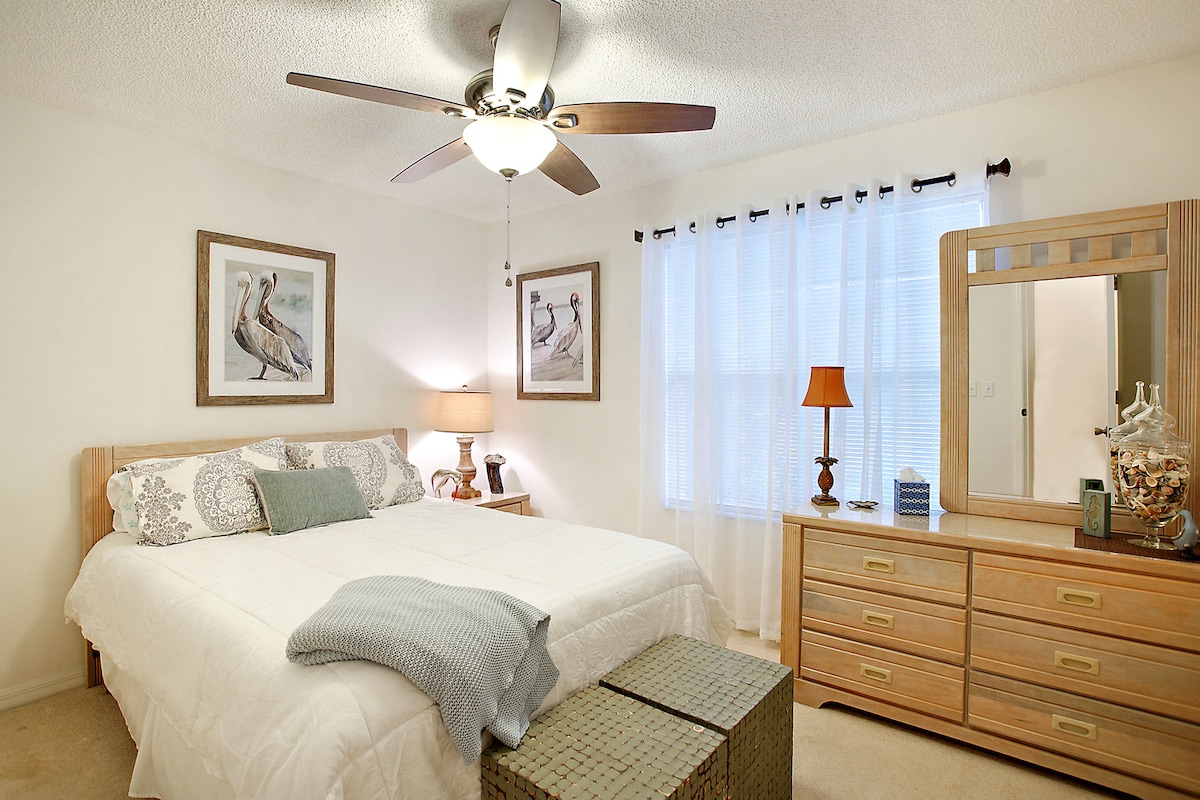 Спалня за гости (спалня 2) СЪЩО разполага с нощно шкафче и скрин с 6 чекмеджета, за да се отпуснете и да отседнете за известно време