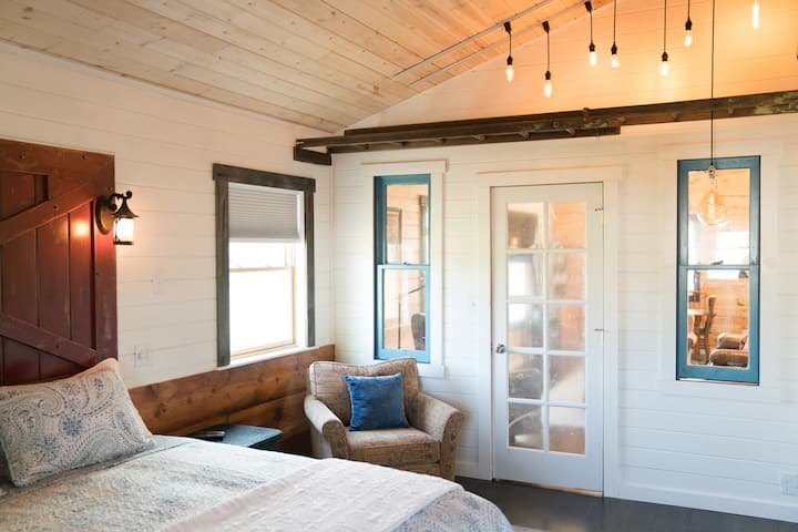 საძინებელში დასაჯდომი სივრცე, ასევე, აქვს საკუთარი ტელევიზორი