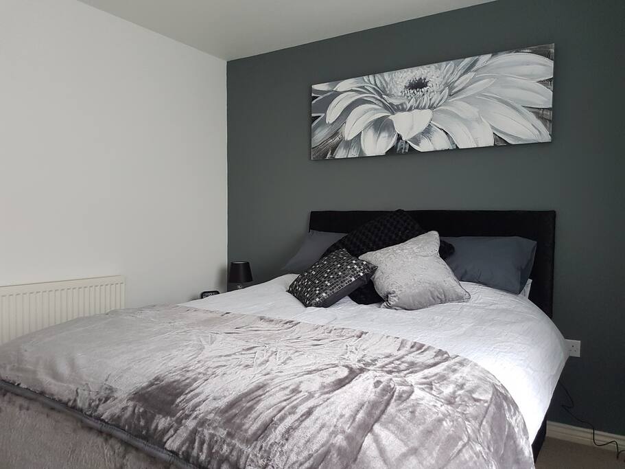 Kingsize bed with deep memory foam mattress