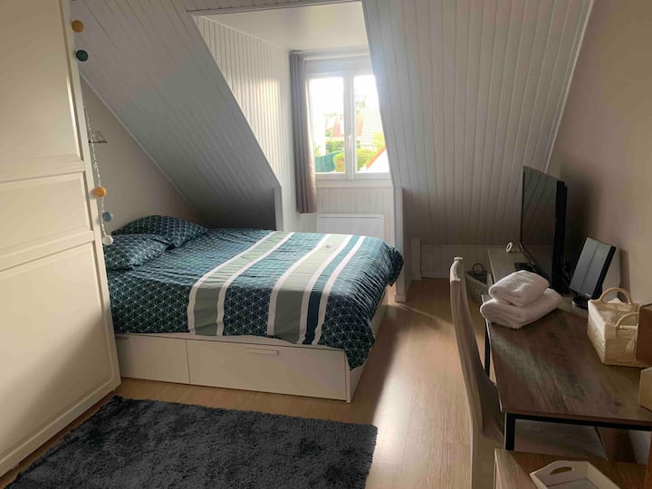 Голяма спалня, съдържаща - 1 двойно легло и 1 диван с телевизор, работещ с хромкаст - място за съхранение 