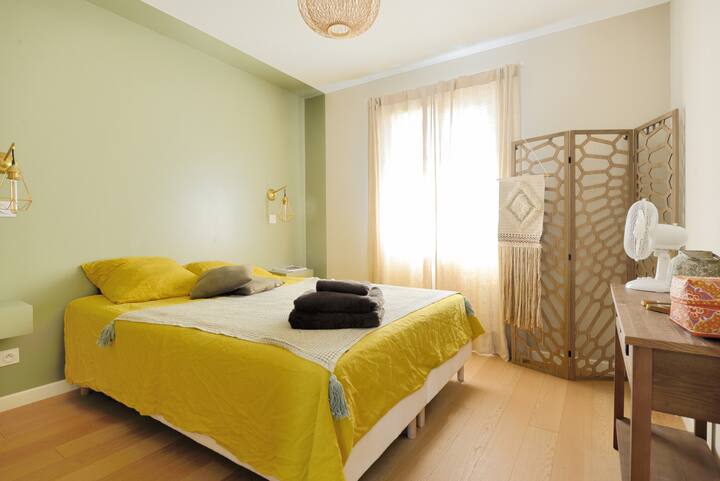 غرفة/سرير الوالدين 160، غرفة خلع ملابس وحمام مزود بدش.
غرفة نوم رئيسية/ سرير 160 مع غرفة خلع ملابس وحمام