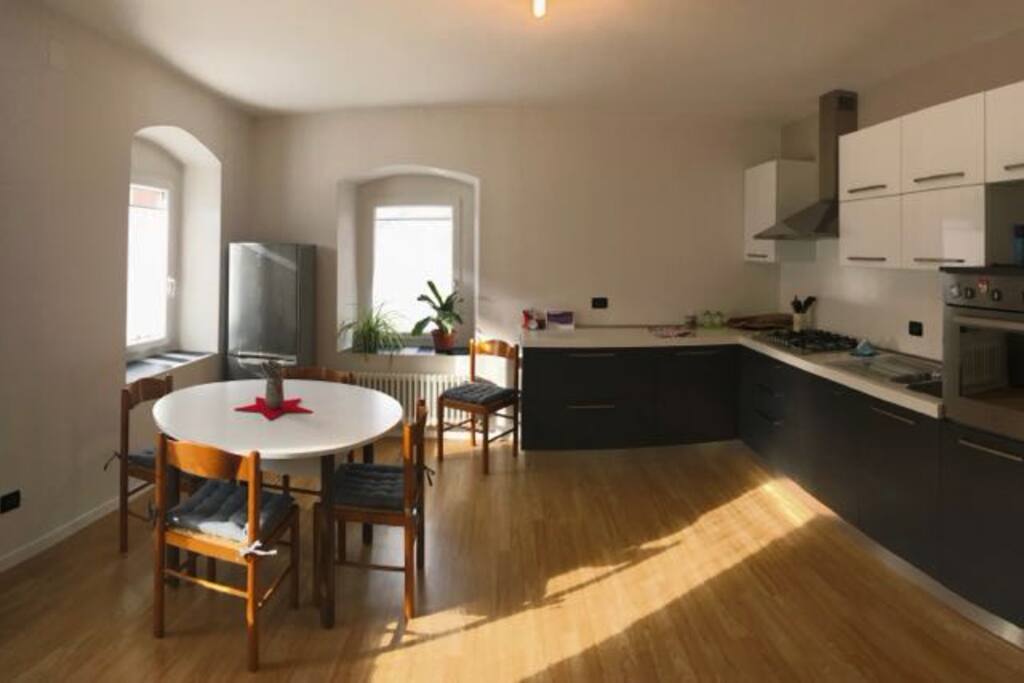 Vista panoramica della cucina.