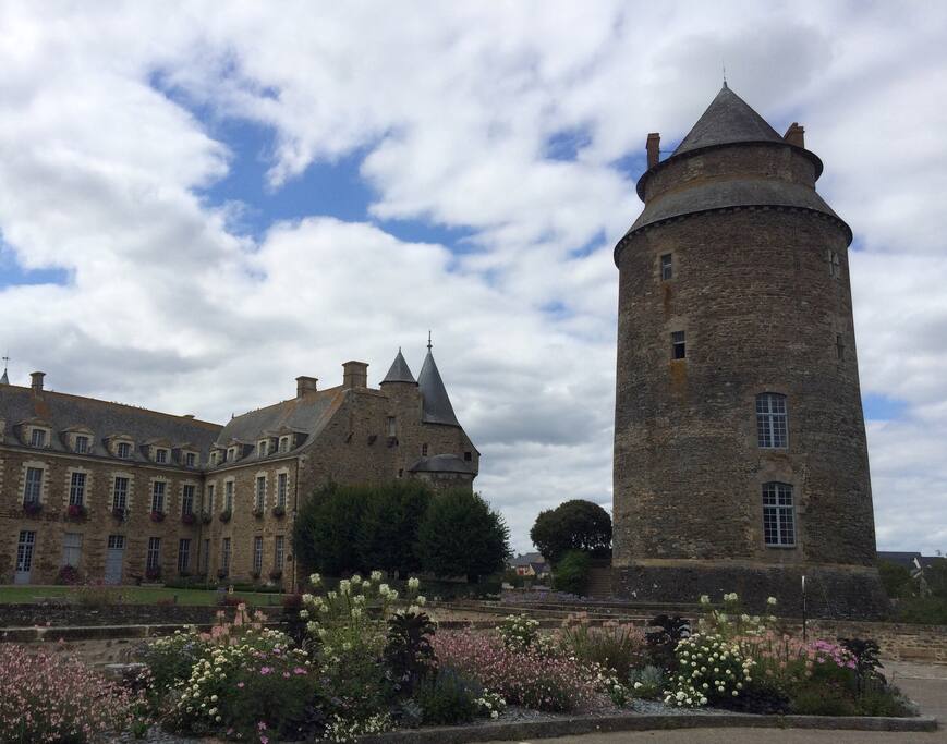Château de Châteaugiron &
Hôtel de ville