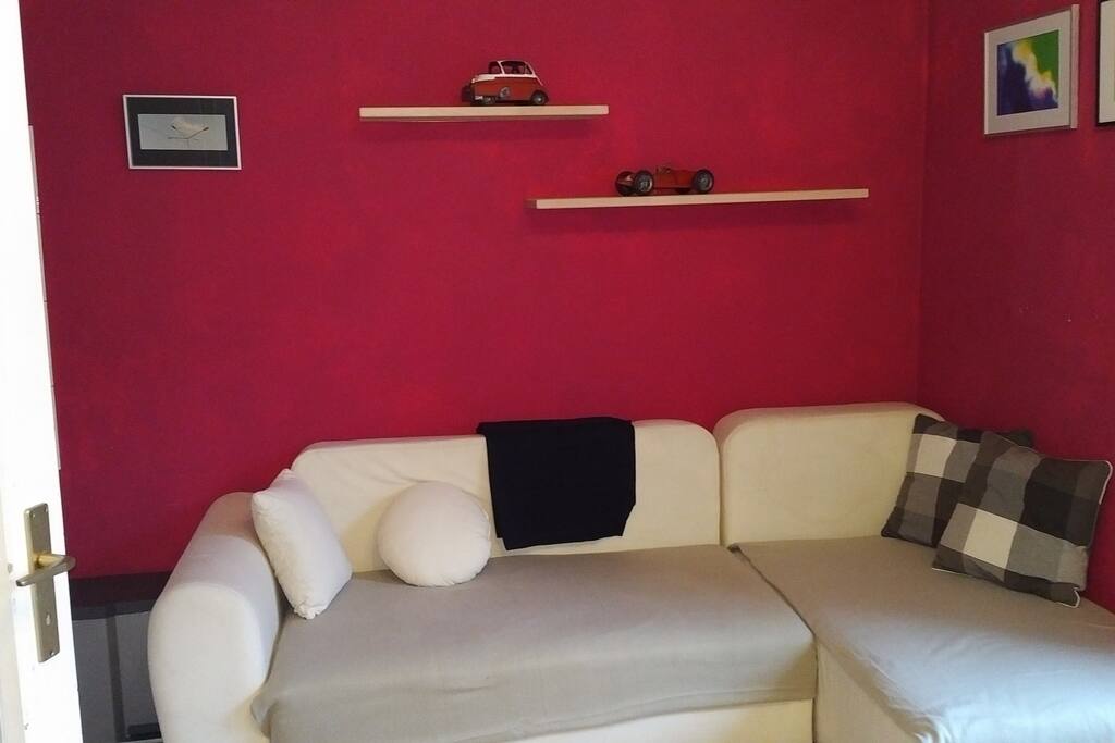 Blick auf das (Schlaf-)Sofa.