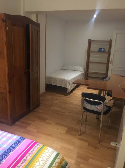 Dormitorio triple, cama de 1,35 y otra de 90, armario, escritorio, estantería, calefacción...