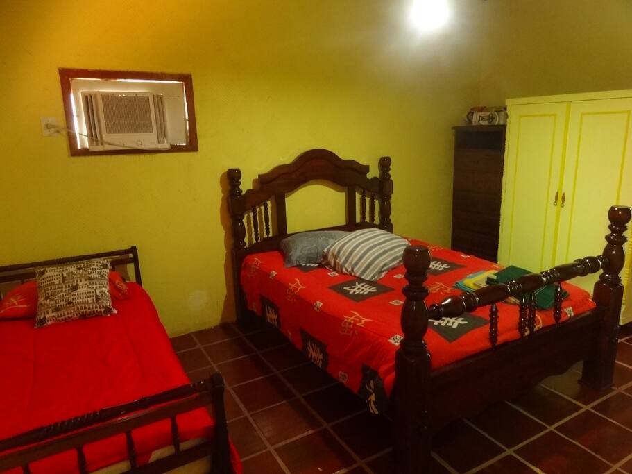 Quarto com 3 camas, ar condicionado e banheiro