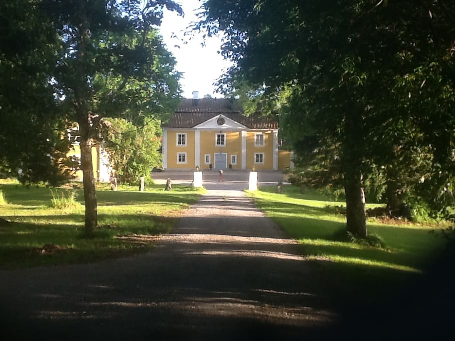 In this 1700 th century environment you will stay. This is the summer approach. The big house is the view you have.