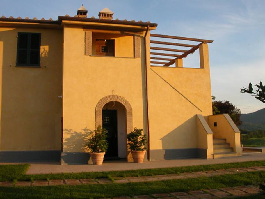 Si accede attraverso un ingresso privato, con la scala a destra
Private exit, at right