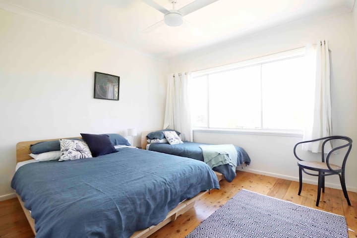 Chumba cha kulala 2 - ghorofa ya chini inayoangalia bustani ya mbele. Kitanda cha malkia na kitanda kimoja. Shabiki wa dari. 