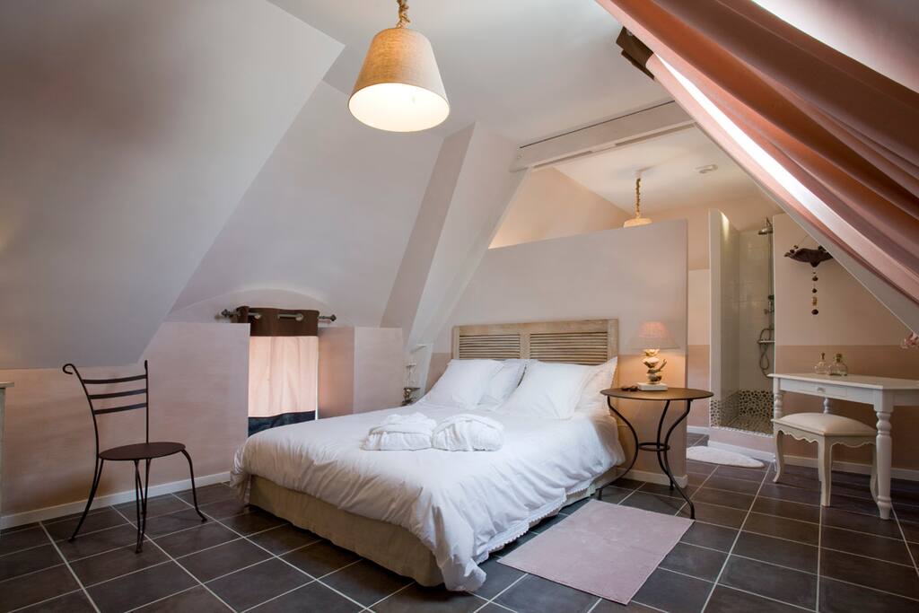 Grande chambre parentale avec salle de bain privative, baignoire + douche