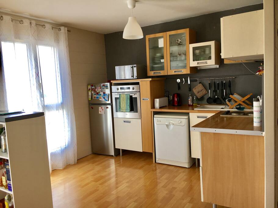 Cuisine équipée ouverte sur le salon séjour