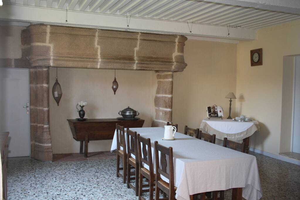 Une cheminée monumentale veille sur vos repas