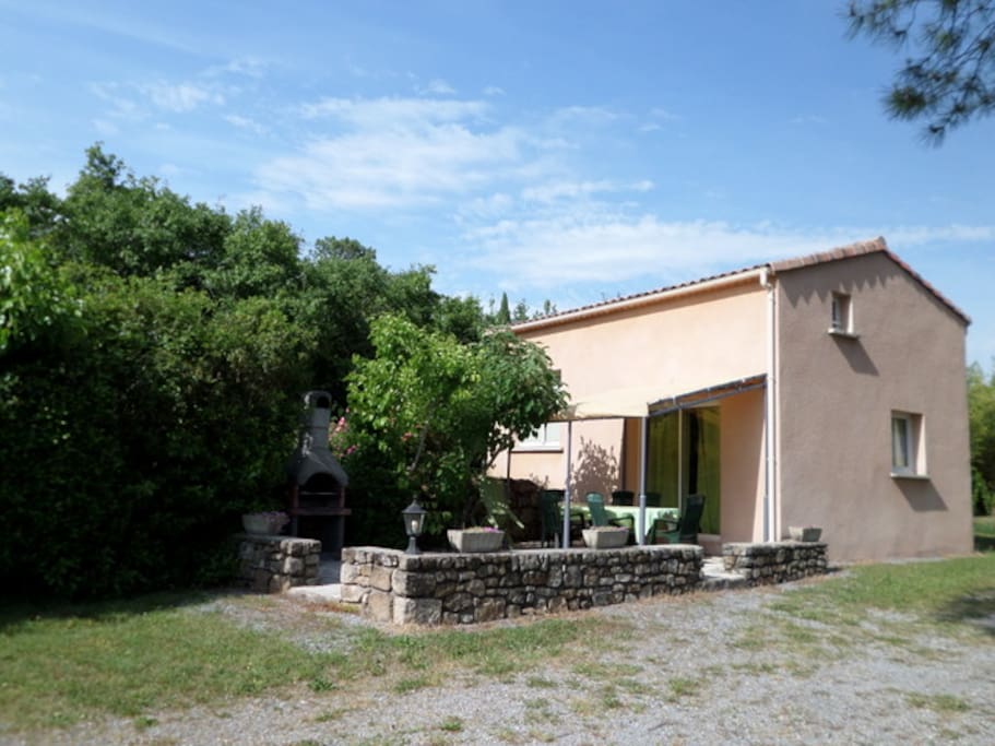 terrasse avec tonnelle et barbecue