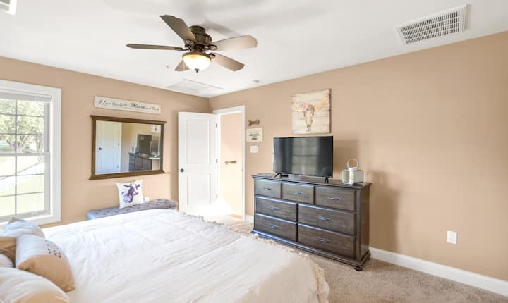 טלוויזיה חכמה בסוויטת הורים בקומה העליונה. 