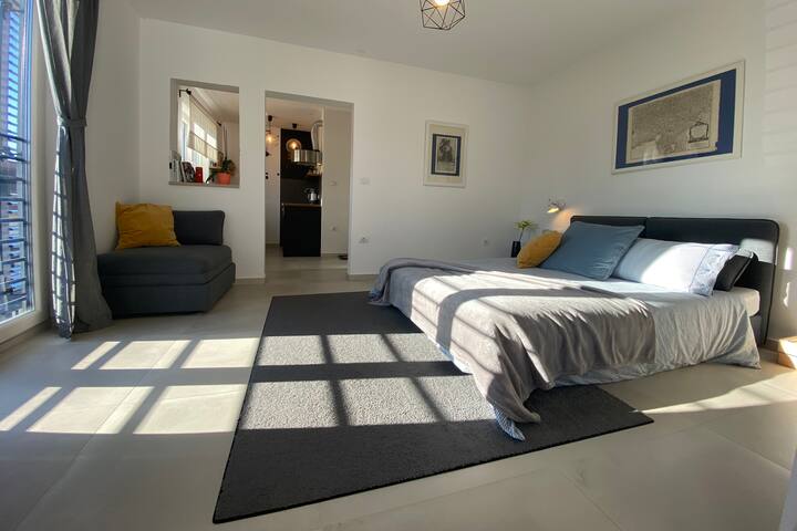 Studio for two/ 2min to beach/ Seaview and balcony