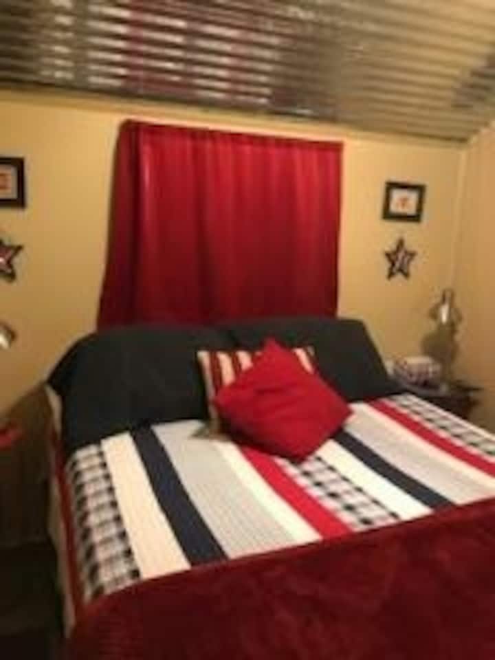 Letto queen size con materasso in memory foam, per una notte riposante nelle Pineywoods del Texas orientale. Ti sveglierai riposato e rigenerato. 