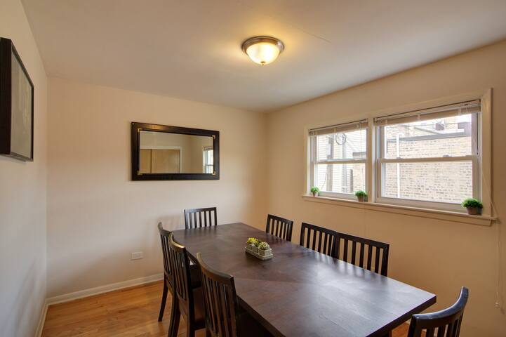 Large 12 Bedroom Chicago Home- Sleeps 25 gallery image 3