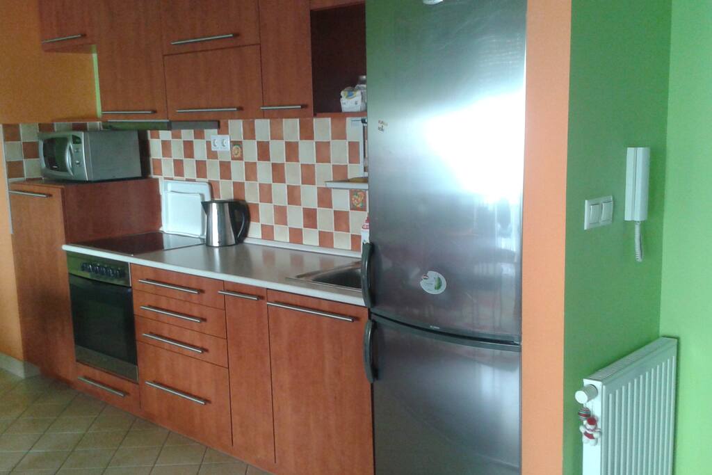 Konyha (felszereltség: mikrohullámú sütő, vízmelegítő, sütő, hűtő), Kitchen (equipped with microwave, kettle, oven, fridge)