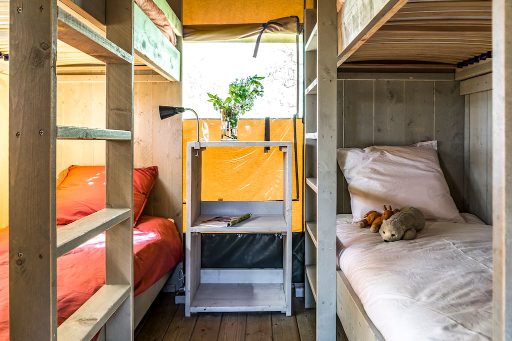 Overnachten in een safaritent is een beleving voor jong en oud. De tent is compleet ingericht, dus je hoeft zelf helemaal niets mee te nemen. Er zijn twee slaapcabines; een met een tweepersoonsbed en een met twee stapelbedden. Het is dus geschikt voor maximaal 6 personen.