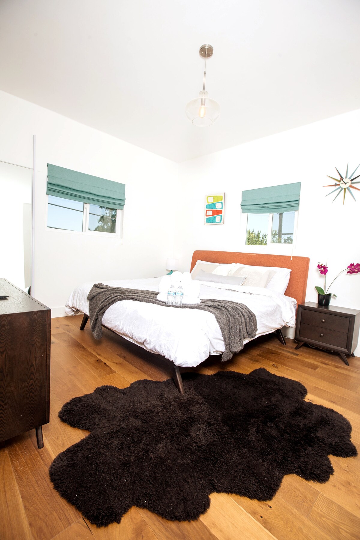 ห้องนอนใหญ่พร้อมตู้ลิ้นชักกระจกและตู้เสื้อผ้า