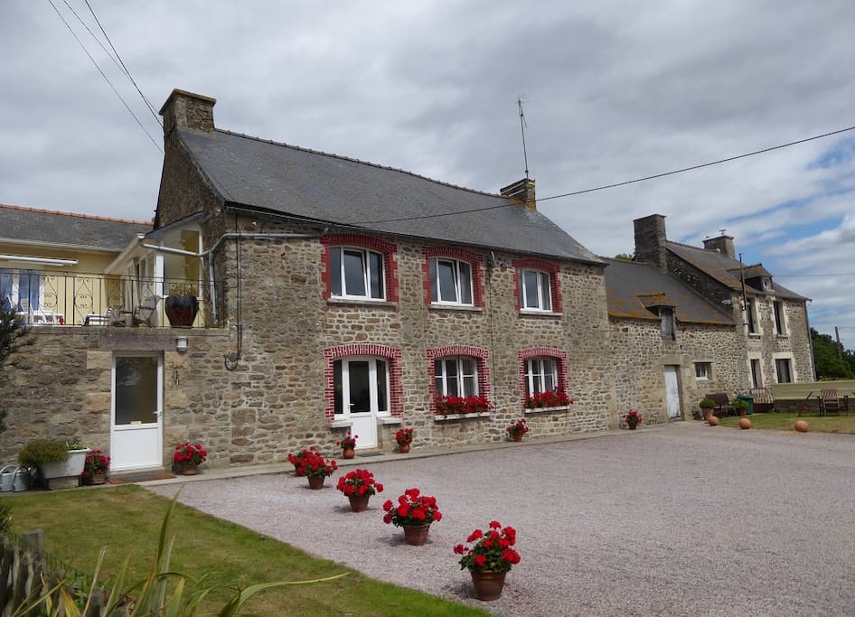 Les Camélias - beautiful spacious first floor apartment with sun terrace - former farmhouse close to the beaches and Dinan, excellent value